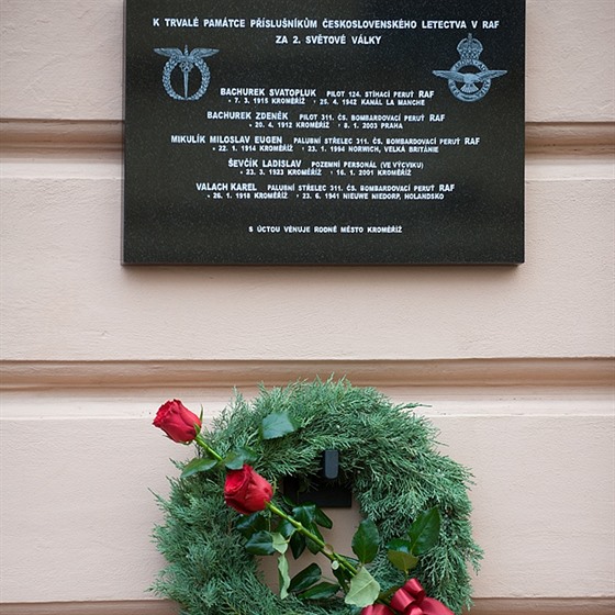 V Kromíi odhalili pamtní desku pti písluníkm RAF.