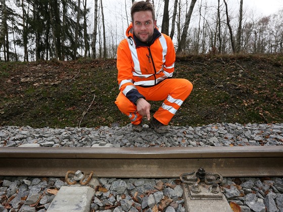 Nmecký elezniá Jan Röder ukazuje pímo na hranici rozdíl mezi uchycením...