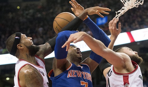 Carmelo Anthony (uprosted) z New Yorku bojuje o mí s Jamesem Johnsonem...