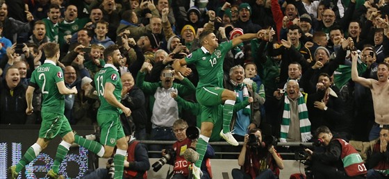 Irský fotbalista  Jonathan Walters se raduje se spoluhrái a fanouky z gólu v...