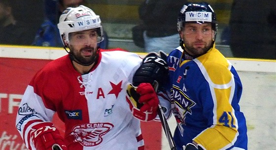Ústecký hokejista Jaroslav Roubík (vpravo) se slávistou Pavlem Kapaíkem.