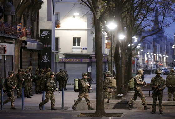 V Saint-Denis hlídkují také vojáci (18. listopadu 2015).