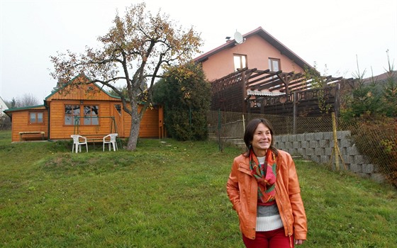 Jiina Skrbková na zahrad svého domu, v jeho sousedství stojí kontroverzní...