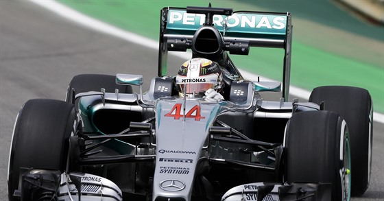 Lewis Hamilton bhem tréninku na Velkou cenu Brazílie
