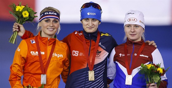 Martina Sáblíková (uprosted) ovládla v Calgary závod SP na 3 000 metr, vlevo...