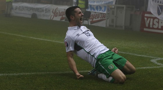 Irský fotbalista Robbie Brady slaví gól do sít Bosny a Hercegoviny v barái o...