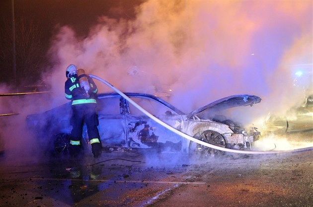 Hasii likvidují poár tí automobil, které nkdo zejm úmysln zapálil v...