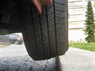 Parkování na obrubníku pokozuje pneumatiky.