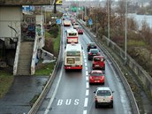 Vyhrazený pruh pro autobusy ve Strakonické ulici u Barrandovského mostu.