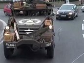 Prahou se „probíjela“ vojenská historická technika |.