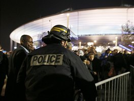 Kvli explozm v Pai lid opoutj stadion Stade de France, kde se hrl...