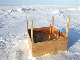 Veejné WC stojí uprosted snné plán severn od Prudhoe Bay na Aljace...