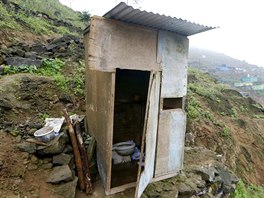 Kadiibudka po peruánsku: WC stojí mimo dm na okraji msta Lima. Neexistuje zde...