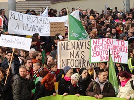 Lidé na demonstraci vyjadovali solidaritu s benci. 