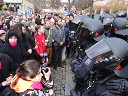 Pi pochodu Prahou skandovali hesla jako "Uprchlíci vítejte, náckové táhnte"...