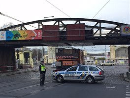 Kamion se v praskch Holeovicch neveel do podjezdu a strhl trolejov veden...