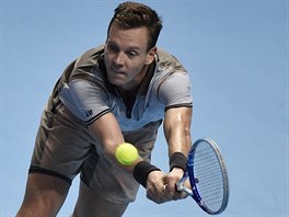 Tom Berdych v duelu s Keiem Niikorim.