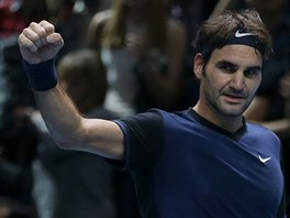 vcarsk tenista Roger Federer se raduje v zpase s Novakem Djokoviem ze...