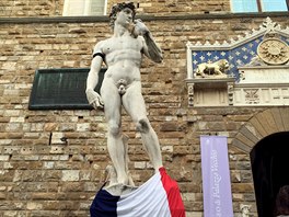 Socha Davida od Michelangela v italské Florencii dostala na ruku ernou pásku a...