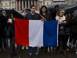 Lidé s francouzskou vlajkou vyjadují podporu Paíi na londýnském námstí...