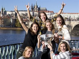 JE TO DOMA! eské tenistky se radují ze zisku Fed Cupu, v praském finále...