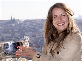 Barbora Strýcová se chlubí trofejí pro vítzky Fed Cupu.