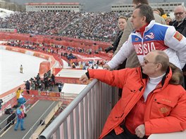 VYHRT A TEKA. Rusk ministr sportu Vitalij Mutko sleduje lyask zvody na...