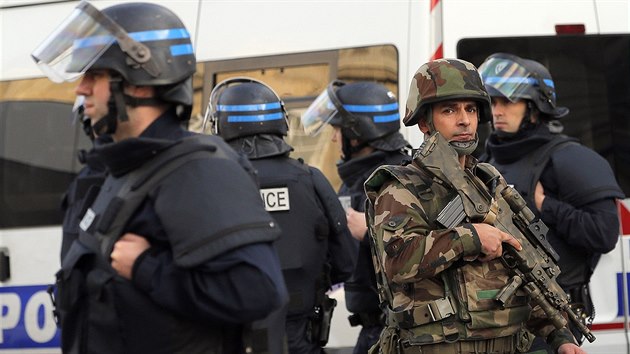 Francouzsk policie zasahovala v okrajov tvrti Pae Saint-Denis. (18. listopadu 2015)