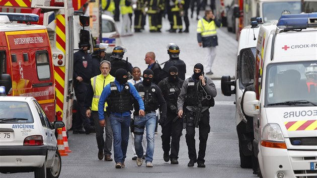 Policejn vozy, zchranky a speciln jednotky pi zsahu proti teroristm v pask tvrti Saint-Denis.  (18. listopadu 2015)