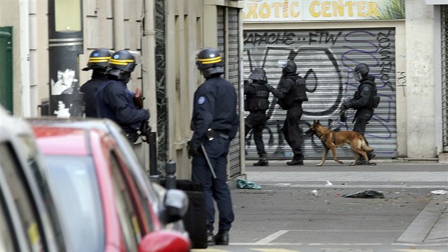 lenov speciln jednotky zasahuj s policejnm psem v pask tvrti Saint-Denis. (18. listopadu 2015)