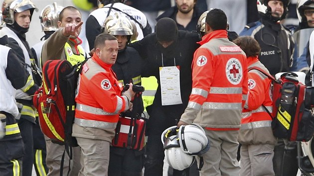 Zchrani odvd rann policisty po zsahu specilnch jednotek ve tvrti Saint-Denis v Pai. (18. listopadu 2015)