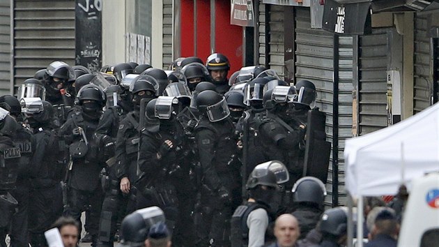 Francouzsk speciln jednotka ve tvrti Saint-Denis v Pai, kde provedla ztah proti teroristm.  (18. listopadu 2015)