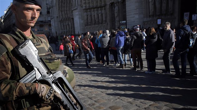 Francouztí vojáci ped katedrálou Notre Dame (15. listopadu 2015)