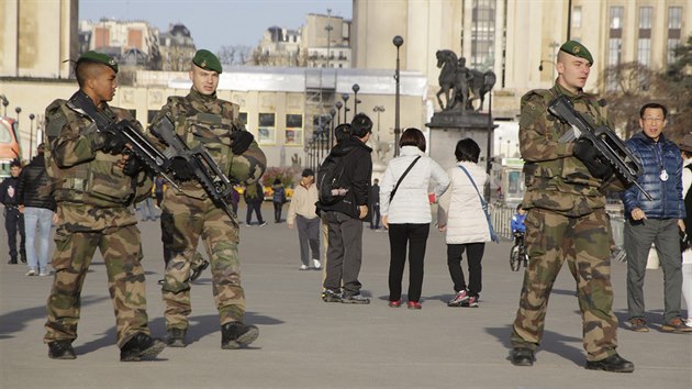 Francouzt vojci hldkuj nedaleko Eiffelovy ve. (15. listopadu 2015)