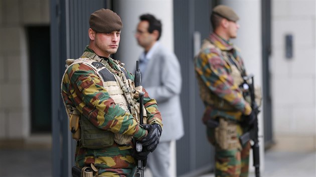 Belgit vojci hldkuj ped budovou soudu v Bruselu, kde maj bt vyslechnuti lid podezel v souvislosti s paskmi toky (16. listopadu 2015 )