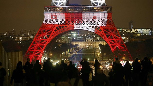 V Paíi se po tech dnech opt rozsvítila Eiffelova v (16. listopadu 2015)