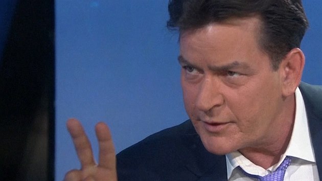 Charlie Sheen piznal v rozhovoru, e je HIV pozitivn (2015).