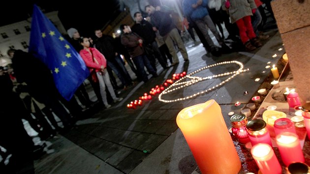 Pieta za Pa. V Brn se lid seli u divadel i na Moravskm nmst (14. listopadu 2015).