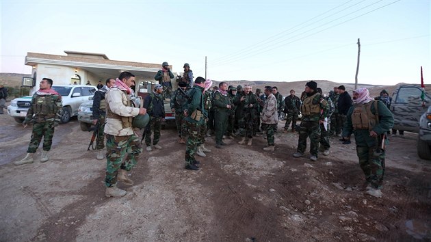 lenov kurdsk milice pemerg se shromauj bhem vojensk ofenzivy, jejm clem je dobyt msta Sindr. (12. listopadu 2015)