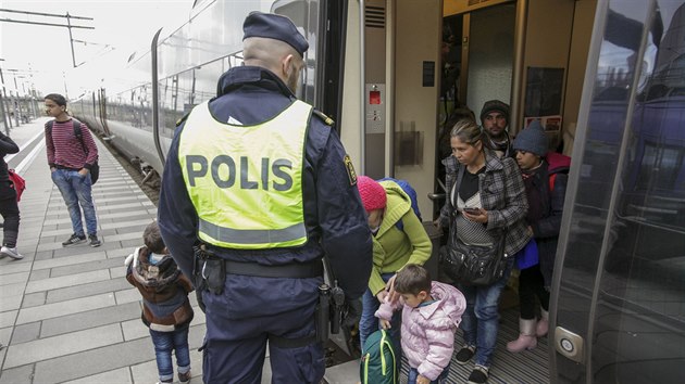 védská policie shromauje migranty, kteí picestovali vlakem pes most z...