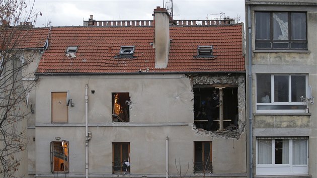 Bytov dm v pask tvrti Saint-Denis, kde francouzsk policie ve stedu zashla proti skupin radikl (19. listopadu 2015)