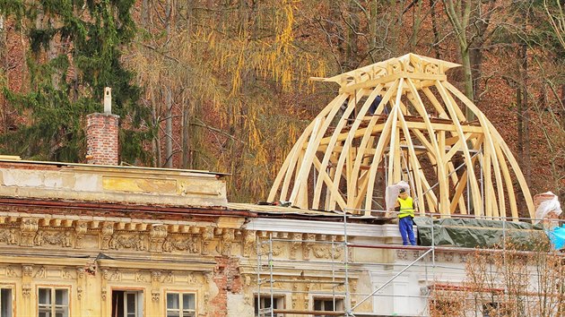 V Kyselce dokonuj konstrukci krovu obnoven kopule ve vily Vilemna.