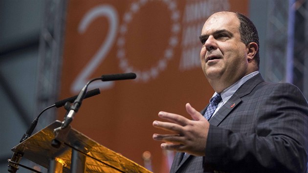 Zakladatel letecké spolenosti easyJet Stelios Haji-Ioannou hovoí na oslavách...