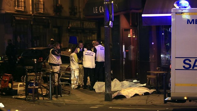 V centru Paříže se na několika místech střílelo, ozvaly se i exploze. Na místě zůstalo nejméně 18 mrtvých.