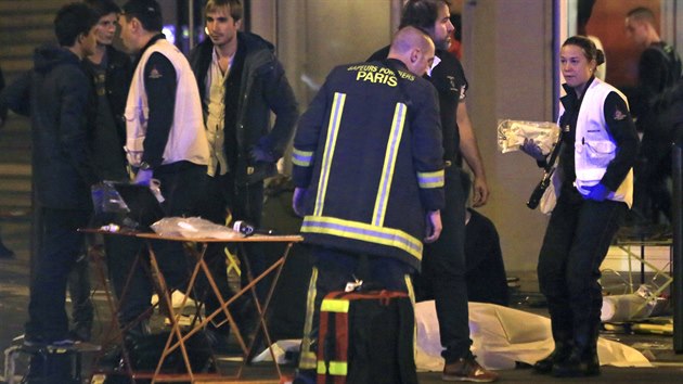 Pi stelb a explozch na nkolika mstech Pae zahynulo nkolik destek lid. Francouzsk prezident Francois Hollande byl evakuovn ze stadionu, kde domc hrli fotbalov zpas s Nmeckem.