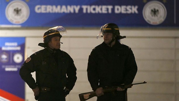 Policist hldkuj ped stadionem Stade de France v Pai po explozch, kter se ozvaly nedaleko stadionu. (13. listopadu 2015)