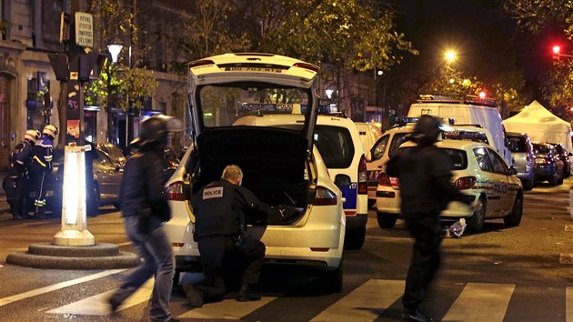 Francouzsk policie zatoila na teroristy, kte v koncertn sni Bataclan dreli rukojm. (13. listopadu 2015)