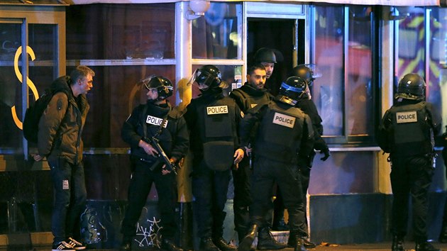 Policist hldkuj u kavrny nedaleko koncertn sn Bataclan v Pai, kde probhal zsah proti teroristm.