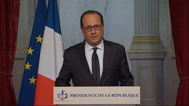 Francouzsk prezident Francois Hollande pi projevu po teroristickch tocch v Pai (13.11.2015)