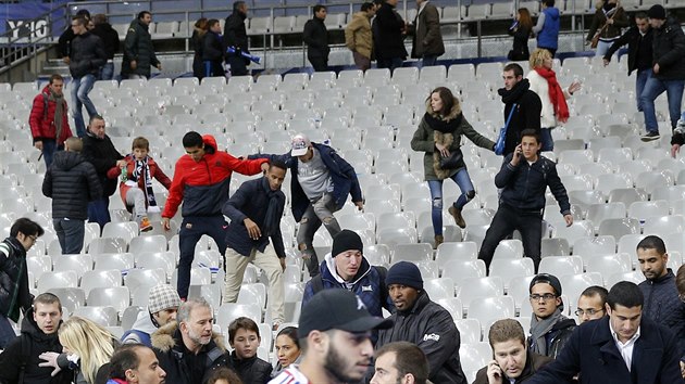 Lid v panice opoutli stadion. (13. listopadu 2015)